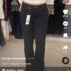 Jeans - Jeans från zara köpta för 400 säljer för 300 för dom e i bra skick och knappt använda plus att dom inte går att köpa längre har även i mörkblå och ljusblå