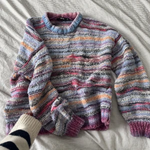 Stickad tröja  - Färgglad stickad tröja från Bikbok 💘