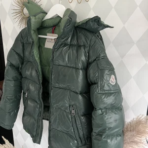 Moncler jacka - En jättesnygg moncler jacka som jag har köpt här på Plick! Skulle säga att den passar någon med storlek xs/s. Den är i jättebra skick det ända felet är att dragkedjan är sönder (därav priset)  men det är väldigt lätt att fixa! Skriv om ni är intresserade💗