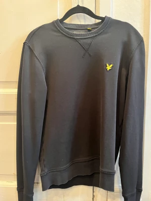 Lyle and Scott sweatshirt - Bra skick, storlek S. Köpt på kill avdelningen men funkar även på tjejer.