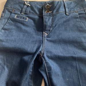 SKITsnygga lågmidjade jeans som sorgligt nog var för små… Men verkligen så snygga! Midjemått ca 70 och innerbenslängd ca 80!