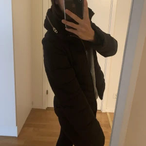 Svart höst/vinter jacka - En svart dunjacka från zara! Äldre modell, som tyvärr inte kommer till användning. Storlek m men passar på både xs/s o m beroende på hur man vill att den ska sitta💖