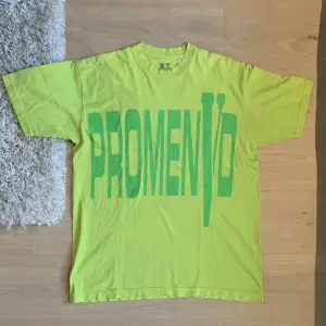 Vlone x ASAP Rocky tröja, köpt secondhand och den är äkta - har inte hittat reps på den någonstans. Skick 8/10 - tvättad fåtal gånger men kvalitén är topp :) Går för $175 på Grailed. Skriv ifall du har frågor eller prisförslag.