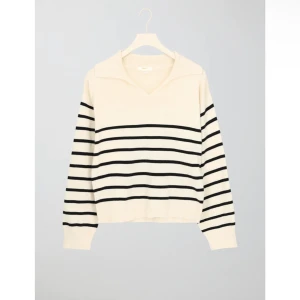 Tröja! - Superfint tröja från Ginatricot, bra skick inga defekter! Original pris var 229kr!