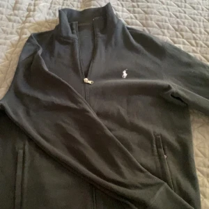 Polo kofta - Tja säljer nu denna as snygga polo zip tröjan då jag inte andvänder den mer! Tröjan är o riktigt bra skick utan några slags defekter!