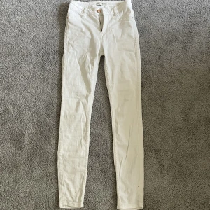 Vita jeans - Säljer då jag aldrig använd de!