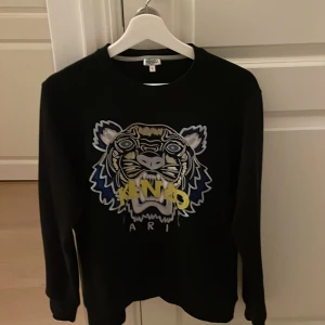 Säljs för den ej används  - Säljer denna kenzo crewneck då den ej används 