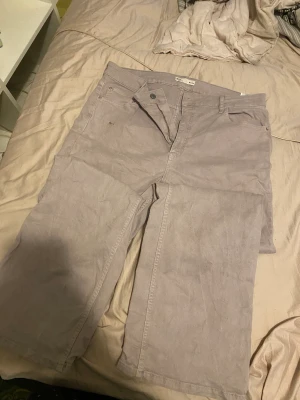 lila baggy jeans - baggy jeans vet inte vart dom är köpta men knappt använda.