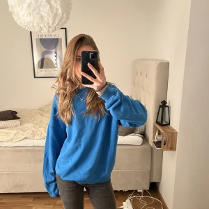 Sweatshirt  - Blå sweatshirt från junkyard i storlek M. Säljer pga kommer ej till användning. Använd 3-4ggr och är helt i nyskick. Unisex. Nypris 700kr