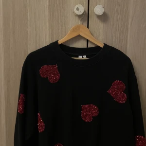 Tröja med röda hjärtan - Tröja från & other stories med hjärtan. ❤️❤️❤️