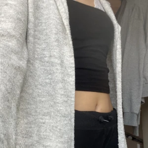 Ljusgrå Lång kofta  - Kofta från kapphal som är k storlek 148/156 men passar mig som är 170 och vanligtvis har.  xs/s på kläder