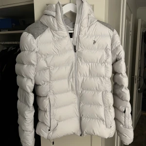 Peak performance jacka - Vit peak performance jacka, inga defekter. 