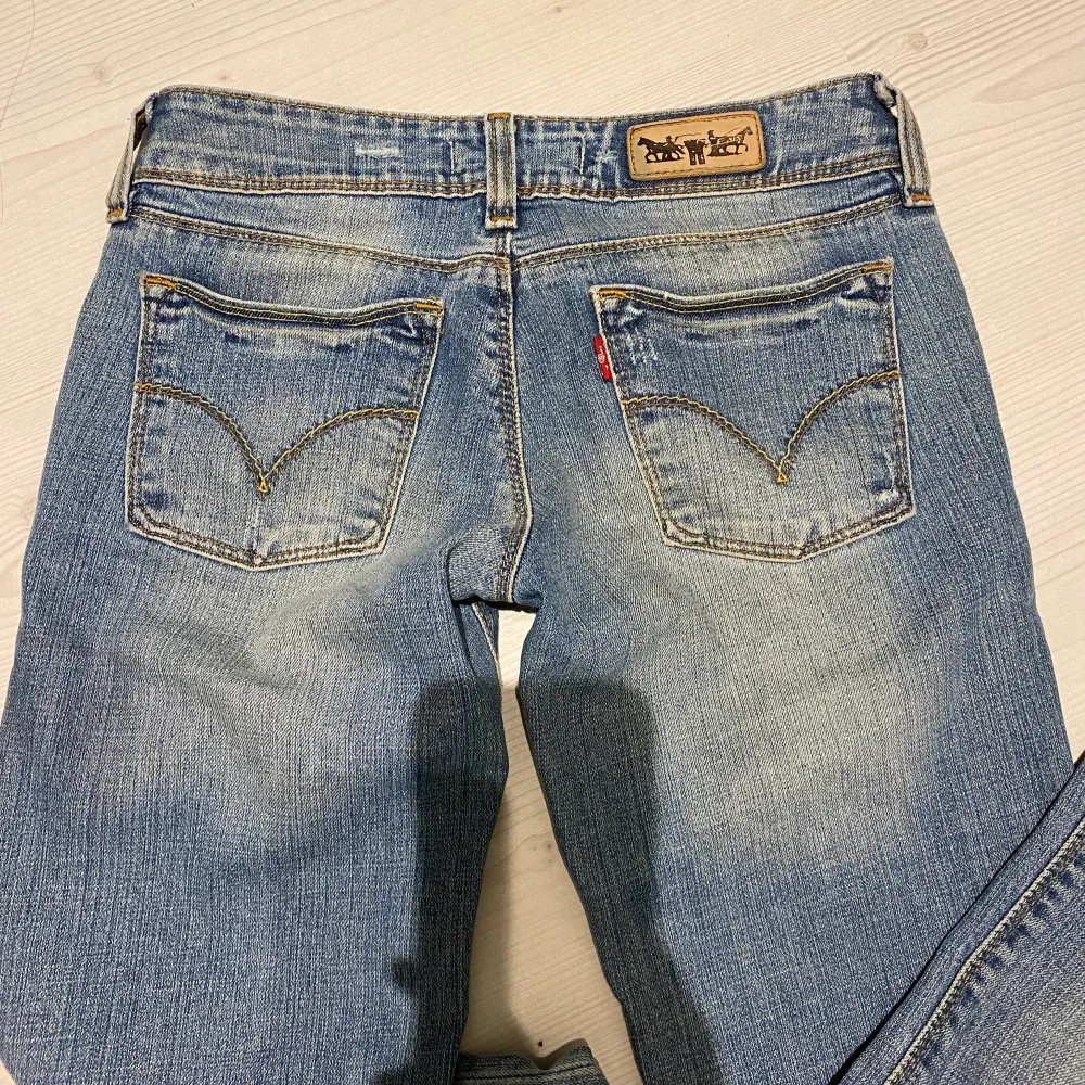 Snyggaste lågmidjade jeansen från Levis, tyvärr för små för mig (sista bilden) . Använda en gång . Jag är ca 162 och det är långa på mig. . Jeans & Byxor.