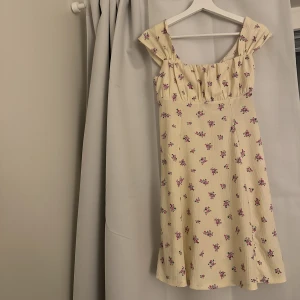 Ginatricot klänning - Super söt Gina klänning. Använd en gång.