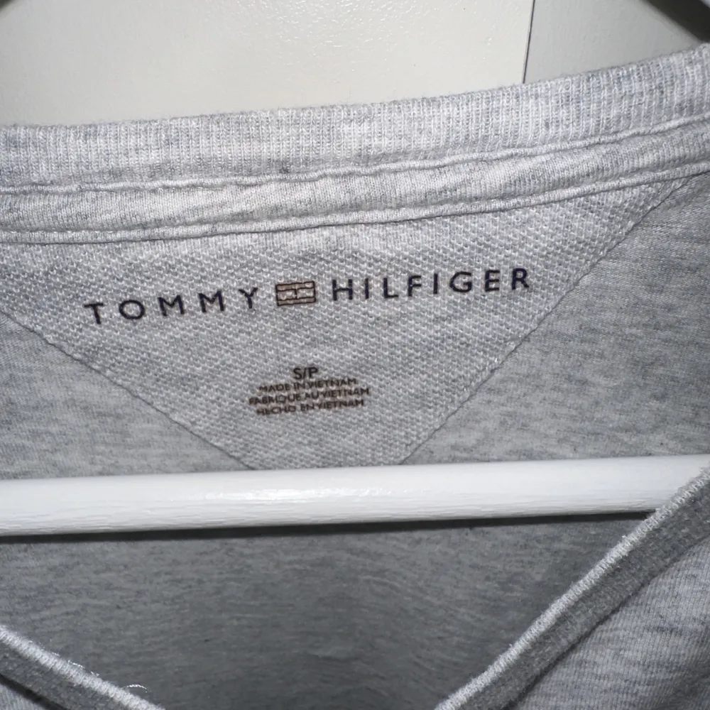 Grå Tommy Hilfiger t-shirt med litet tryck! Skulle säga S/M. T-shirts.