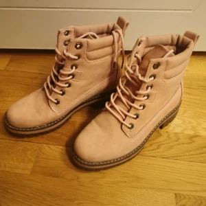 Rosa PU kängor från Vamsko - Storlek 37. Fodrad. Liten klack. Knappt använda. 