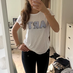 Zadig T-shirt  - Vit T-shirt med paljettdetalj från zadig Voltaire. Två stenar saknas, i övrigt nyskick. Storlek L men sitter snarare som S.