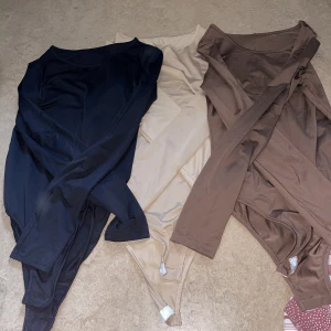 Bodysuit - Säljer dessa Bodysuits då dom inte passat, storek:S  Priset är för alla tre men kan även diskutera för en eller två om man bara vill ha det!