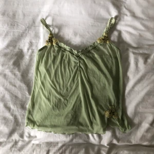 Mesh top 90s strl S - Mint grönt mesh linne i gott skick. Broderade detaljer. Storlek S men kan passa M och L. Finns inga bilder på men Dma gärna vid andra frågor eller funderingar! Köparen står för frakt.