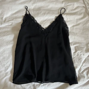 Spetslinne från zara - Jättefint skick, storlek xs men passar s! Säljer flera spetslinnen!💖