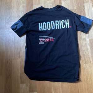 Hoodritch t-shirt cond:10/10 säljer för den är för stor för mig änvänd få gånger.som ny.    (Svår att få tag på).   Köpt för 650-700