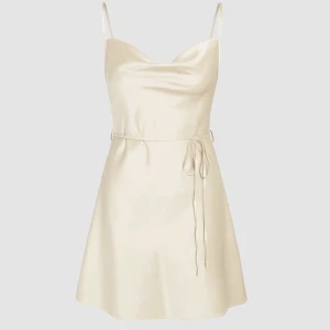 Beige kort klänning  - Kort beig klänning med band går att ta av badet. Går att knyta både fram/bak/sidan som man vill. Aldrig använd. Storlek S/M