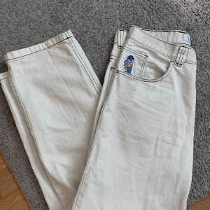 Vita Polar 93 jeans i fint skick! Inga slitningar, dock lite små fläckar som lätt kommer pga färgen!