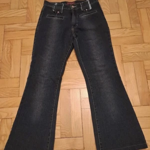 Bootcut jeans  - Köpt begagnad inga tydliga defekter. Priset är diskuterbart de e bara att ge förslag:)