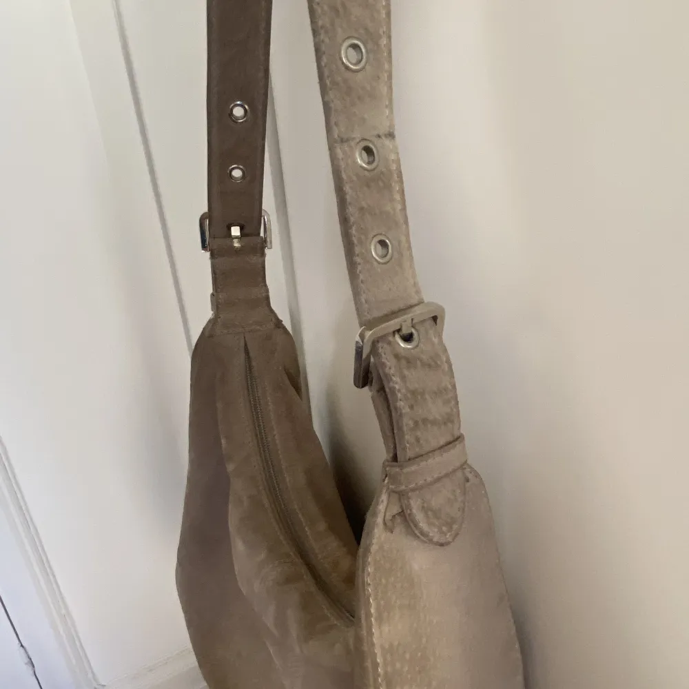 Väldigt fin beige handväska i mocka-liknande material! . Väskor.