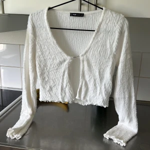 Långärmad topp - Säljer en fluffig långärmad topp, oanvänd