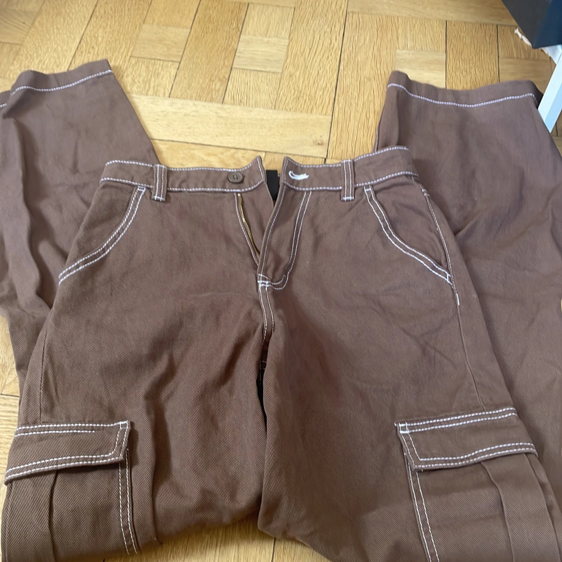 H&m bruna cargo jeans med vit utlinje