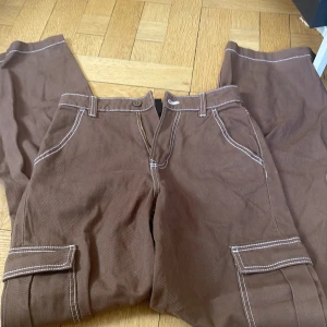 H&m bruna cargo jeans med vit utlinje - Snygga, cargo jeans, vit söm, h&m, coola