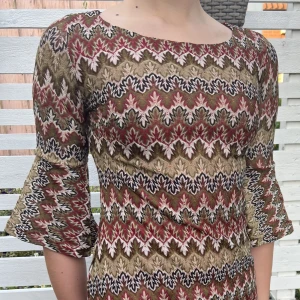 Hippie klänning / tunika, vid ärm - Supersöt Hippie klänning / tunika, vid ärm, virkat ziczac mönster, 70-tal, retro, vintage, flowerpower Jord färger: brun, olivgrön, beige, vit, vinröd, svart (höstfärger) Tyvärr för liten för mig, tyg ej stretchigt, men passar XS/S (min dotter på bildern)