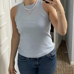 Linne  - Ett blått rubbat linne av Vero Moda. Använts 2 gånger och är i ett väldigt bra skick. Den är i storlek S men passar även storlek M.