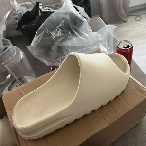 Äkta yeezy slides  - !Helt nya och oanvända slides!  Köpte åt min bror men det blev fel storlek och hann tyvärr inte lämna tillbaks! Storlek 46 men passar 45 Pris kan diskuteras 