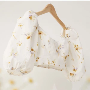 Blus H&M  - Jätte fin blommig och somrig blus från H&M. Säljer för den har inte kommit till användning. Den är som ny. St S 💞