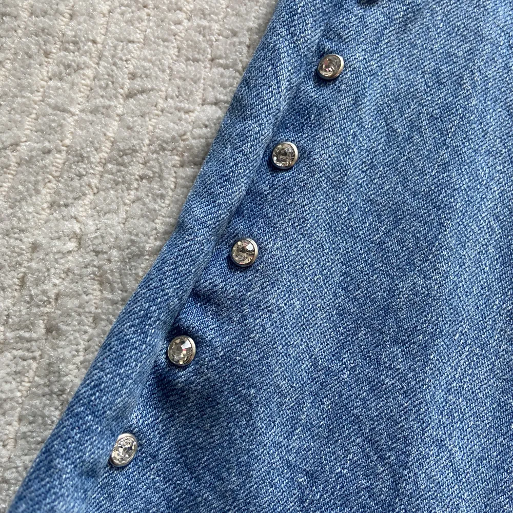 Zara byxor med detaljer. Storlek 38 Bling bling detaljer  Använd 2ggr. Jeans & Byxor.