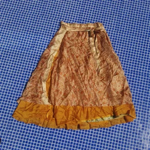 Omlottkjol  - Omlottkjol från Indien, kan vara silke men då lappen saknas är jag inte säker. 