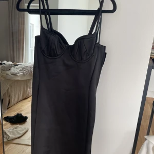 Svart kostymklänning - Hårt material i siden, den perfekta lilla svarta. 