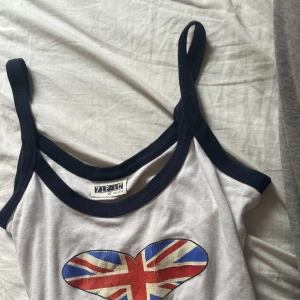 UK Heart Linne - Jättefint o gulligt linne med uk hjärta<3 Lite 2000s vibes. Trycket är lite gammalt o har spruckit lite.