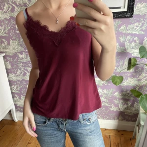 Sommarlinne - Jättefint linne i vinrött med spets