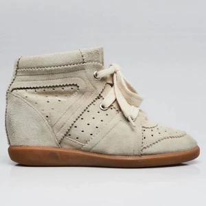Isabel Marant bobby sneakers  - Isabel Marant bobby sneakers. Använda fåtalet gånger då de är lite små i storlek. Storlek 41 men skulle uppleva dem mer som storlek 40🌸🌸