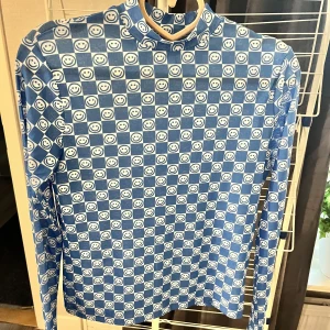 Tröja  - Inget fel på denna tröja, tunn i materialet. 