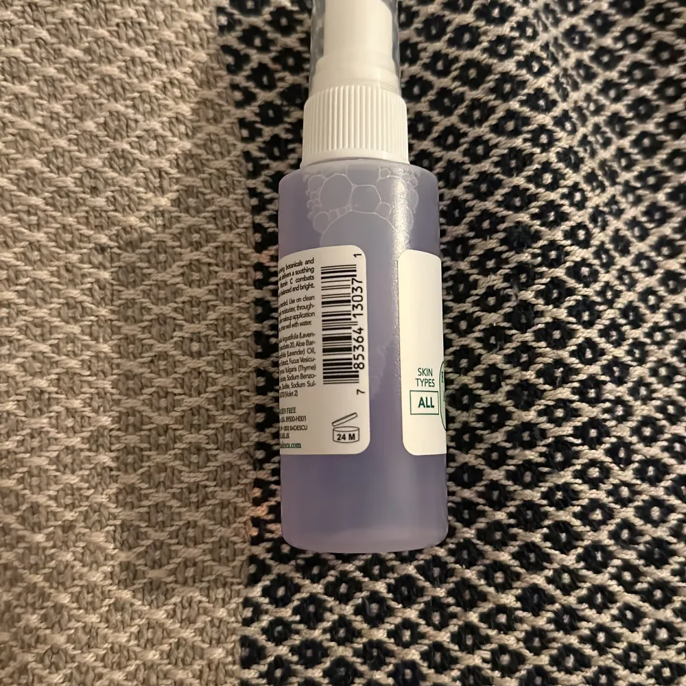 Helt oanvända och oöppnade Mario Badescu Facial Sprays i 5 st olika dofter och användningssyften! Fick dessa i en goodiebag för cirka 2 veckor sedan men de har aldrig kommit till användning! Alla 5 = 120 kronor eller styckpris 30 kronor.  BF=2 år (bild). Övrigt.