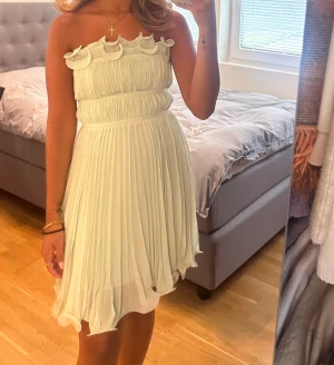 Grön klänning  - Klänning storlek 34/xs använd endast några timmar. Precis som ny. Köpt för 800, bra skick. Pris går att diskutera 