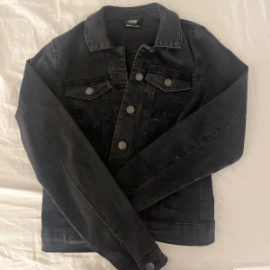 Jeans jacka  - Säljer min svarta jeansjacka från  vero Moda då den inte kommer till användning och är för lite för mig💗