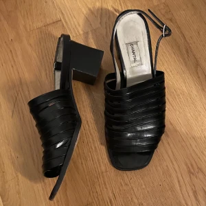 Chantal sandaletter i läder  - Sandaletter från Chantal i läder☺️klacken är 6cm