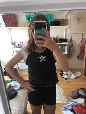 T-shirt -  svart och vit magtröja med stjärna tryck. Stjärnan är lite sliten men annars inget täcken på slitage 💕 Säljer pga är för liten för mig. Org pris 29 (på rea). Därför säljer jag den nu för 5kr.🩶 Är i strl M man passar även mig som är strl S.