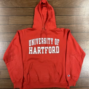 Champion UNI Of Hartford - Snygg vintage Hoodie i storlek XL! Finns små hål vid fickan! Bara att skriva om du undrar över något🙏