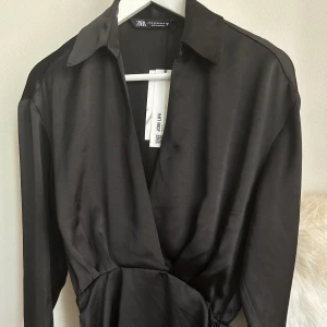 Populär Zaraklänning - Säljer nu denna helt oanvända, eleganta och slutsålda Zaraklänning då den tyvärr är för liten🤍Jag köpte klänningen för 400 kr men kan vid snabb affär tänka mig att gå ner mer i pris. Vid frågor och funderingar är det bara att skicka ett medelande🤍